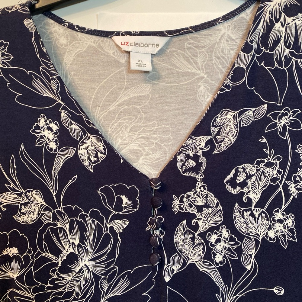 NWT. Liz Claiborne Women’s V neck short sleeve top. Size XL.